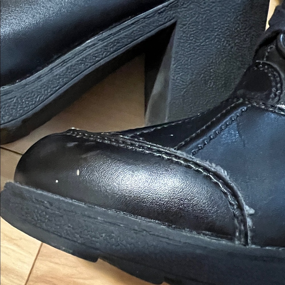 Elegant Black Women's Winter Boots - Picture 12 of 16